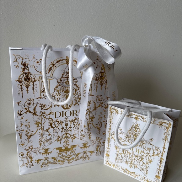 Christian Dior Holiday Printed Shopping Bags with Ribbon & Printed Tissue Paper - Picture 2 of 12